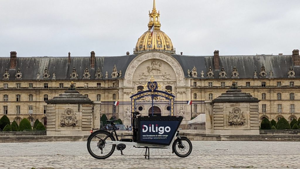 Un vélo-cargo en livraison au coeur de Paris aux Invalides