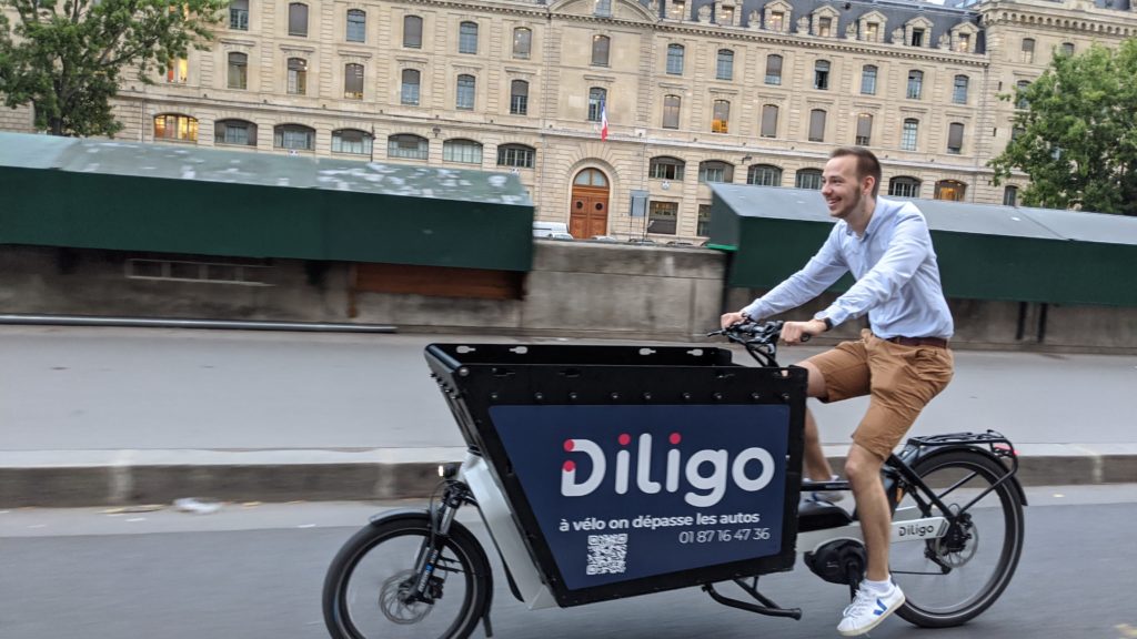 Livreur Diligo à vélo-cargo dans Paris
