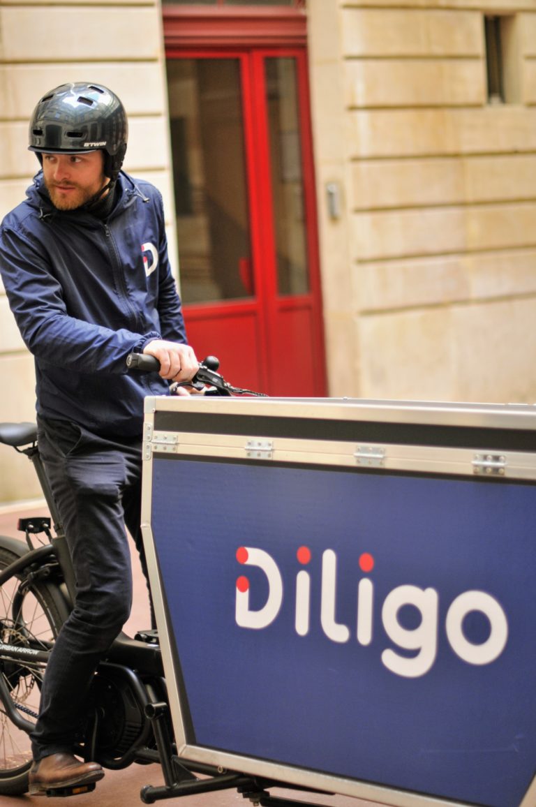 Un livreur Diligo en cours de livraison à vélo-cargo